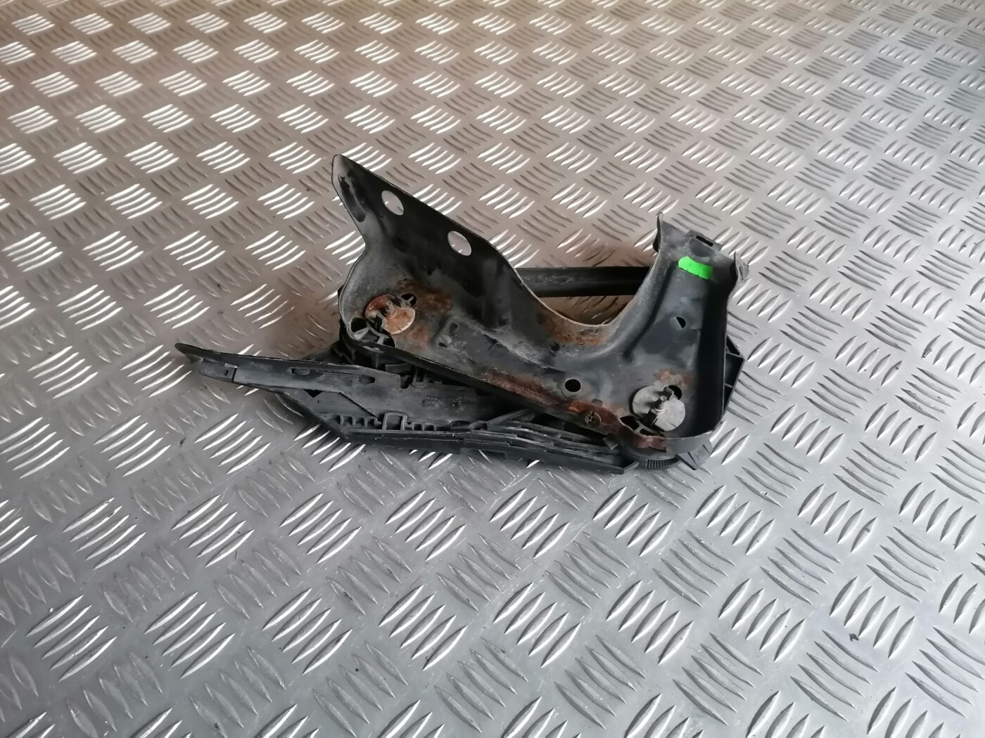 Priekšēja luktura kronšteins priekš ŠKODA OCTAVIA 2006 1 Priekšēja luktura kronšteins priekš ŠKODA OCTAVIA 2006