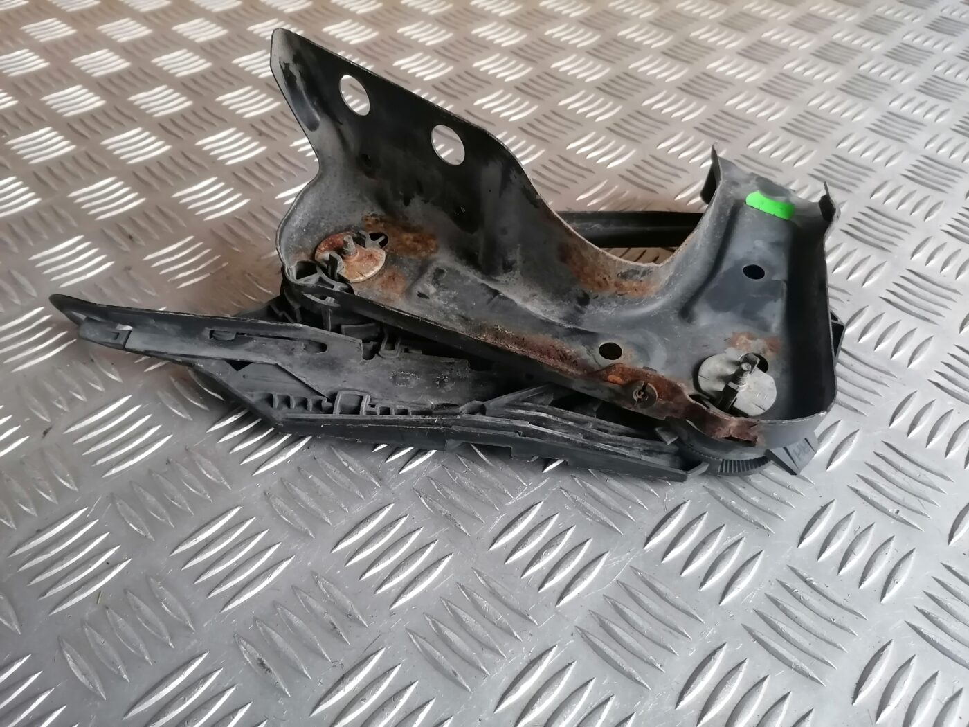 Priekšēja luktura kronšteins priekš ŠKODA OCTAVIA 2006 2 Priekšēja luktura kronšteins priekš ŠKODA OCTAVIA 2006