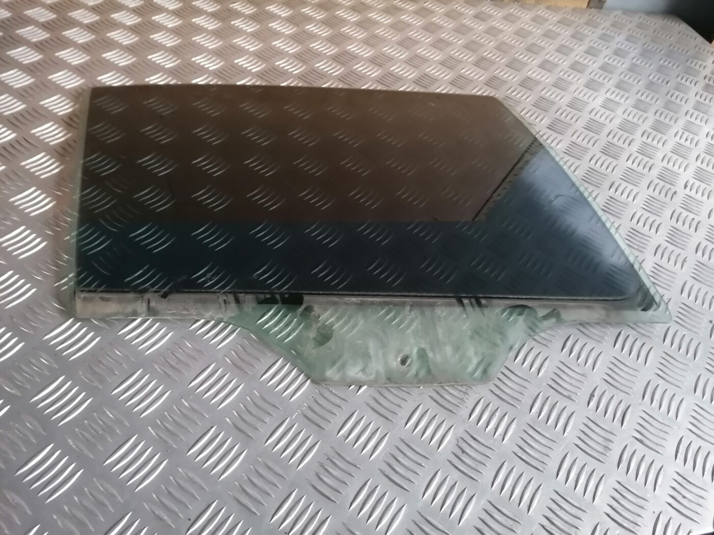 Aizmugurējo labo durvju stikls priekš ŠKODA OCTAVIA 2006 3 Aizmugurējo labo durvju stikls priekš ŠKODA OCTAVIA 2006