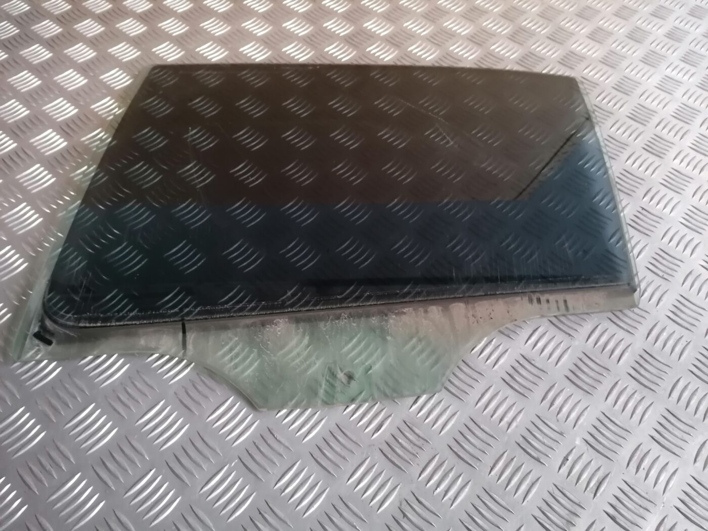 Aizmugurējo kreiso durvju stikls priekš ŠKODA OCTAVIA 2006 1 Aizmugurējo kreiso durvju stikls priekš ŠKODA OCTAVIA 2006