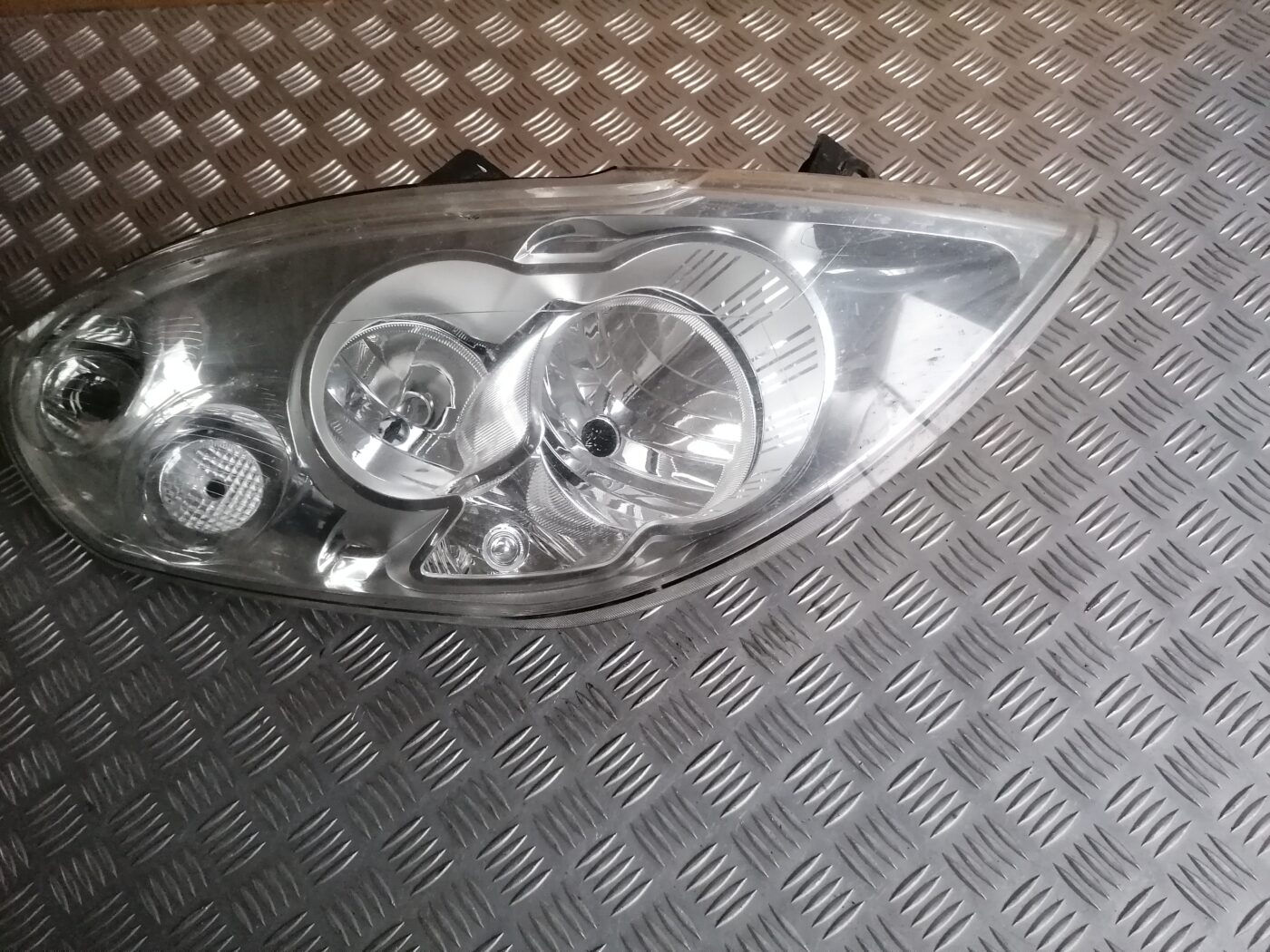 Priekšējais labais lukturis priekš RENAULT MASTER III 2010- 260100049R 1 Priekšējais labais lukturis priekš RENAULT MASTER III 2010- 260100049R