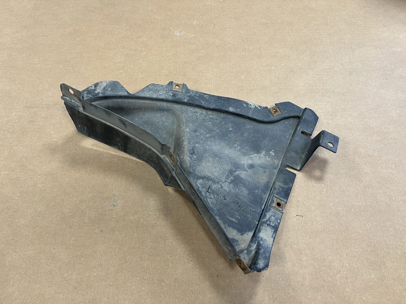 Priekšējais kreisais paspārns priekš BMW 520D F11 2011 TOURING 1 Priekšējais kreisais paspārns priekš BMW 520D F11 2011 TOURING