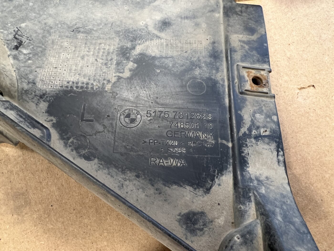 Priekšējais kreisais paspārns priekš BMW 520D F11 2011 TOURING 3 Priekšējais kreisais paspārns priekš BMW 520D F11 2011 TOURING