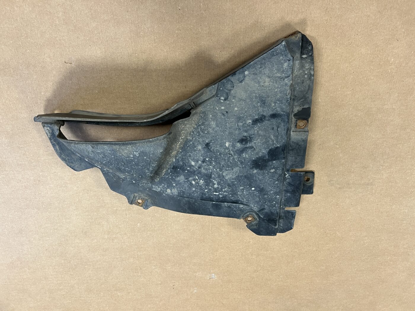 Priekšējais kreisais paspārns priekš BMW 520D F11 2011 TOURING 2 Priekšējais kreisais paspārns priekš BMW 520D F11 2011 TOURING