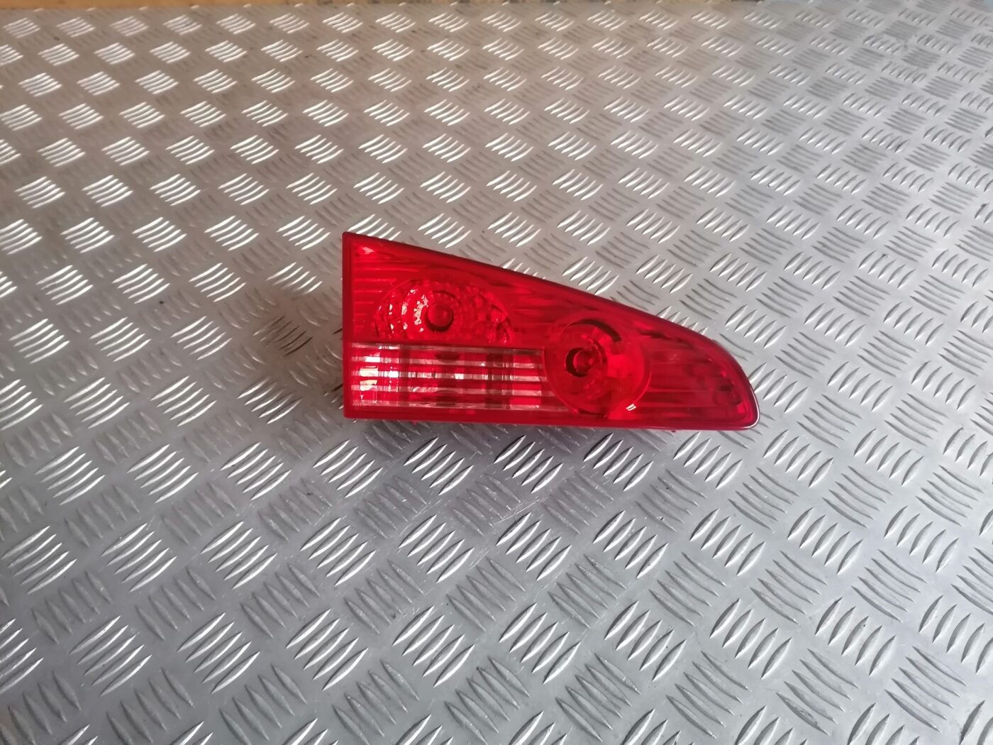 Bagāžnieka vāka kreisais lukturis priekš PEUGEOT 607 2010 1 Bagāžnieka vāka kreisais lukturis priekš PEUGEOT 607 2010