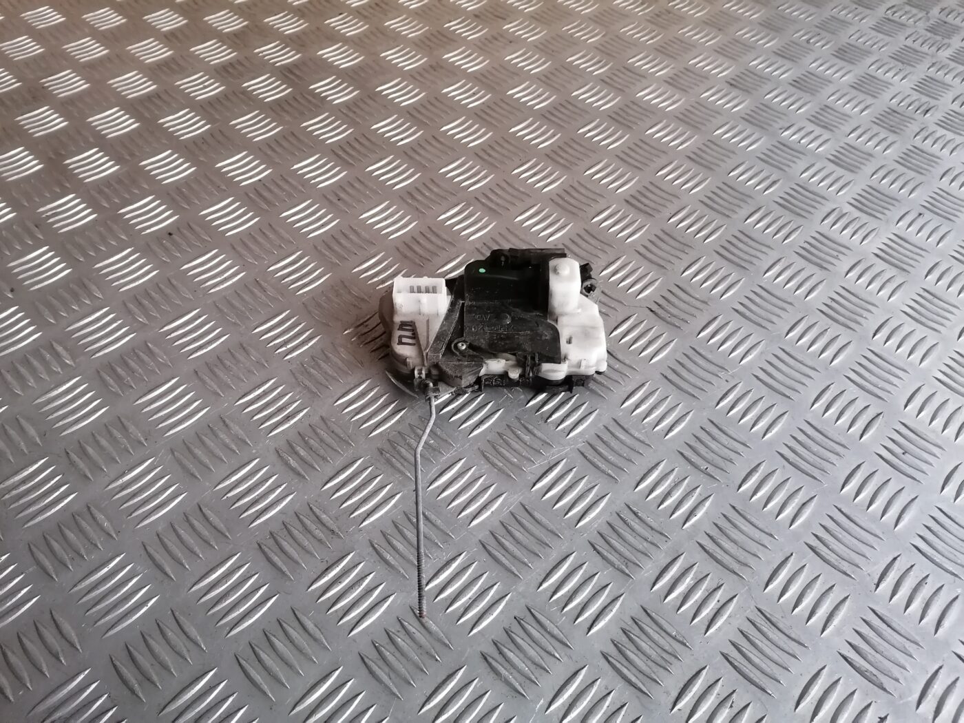 Priekšējo labo durvju slēdzene priekš PEUGEOT 607 2010 1 Priekšējo labo durvju slēdzene priekš PEUGEOT 607 2010