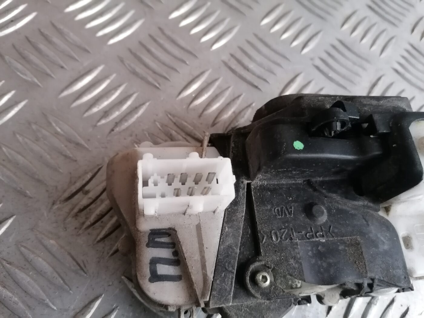 Priekšējo labo durvju slēdzene priekš PEUGEOT 607 2010 4 Priekšējo labo durvju slēdzene priekš PEUGEOT 607 2010