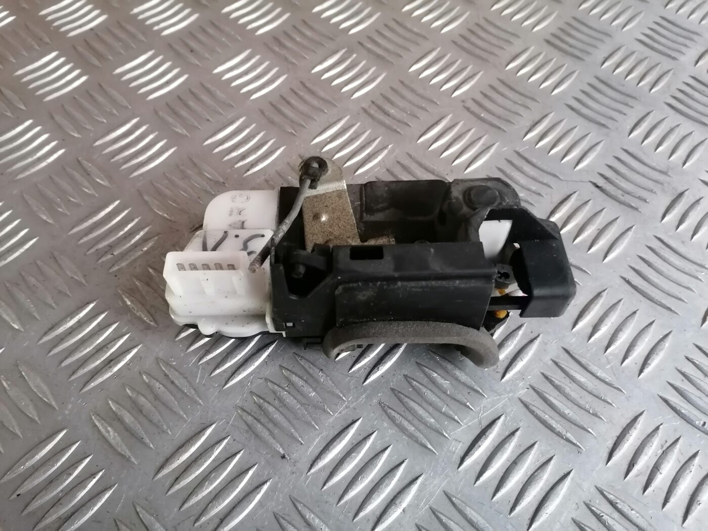 Aizmugurējo kreiso durvju slēdzene priekš PEUGEOT 607 2010 4 Aizmugurējo kreiso durvju slēdzene priekš PEUGEOT 607 2010