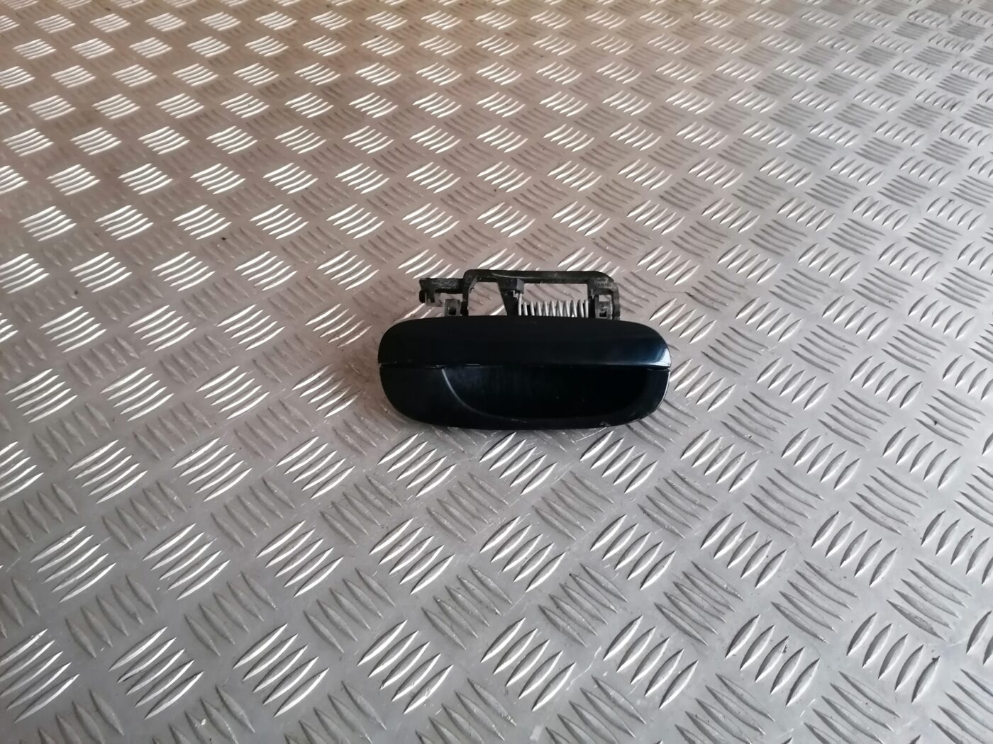 Priekšējāis labais durvju rokturis priekš PEUGEOT 607 2010 1 Priekšējāis labais durvju rokturis priekš PEUGEOT 607 2010