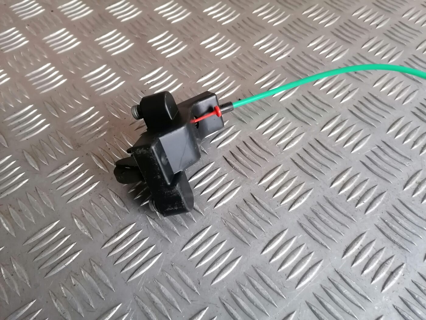 Aizmugurējā sēdekļa slēdzene priekš PEUGEOT 607 2010 2 Aizmugurējā sēdekļa slēdzene priekš PEUGEOT 607 2010