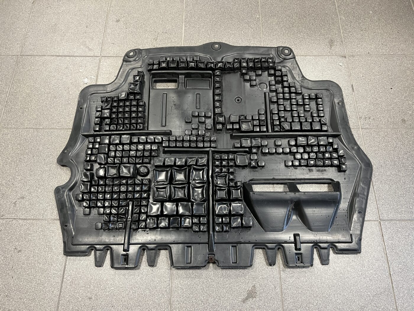 Dzinēja aizsargs priekš VW PASSAT 2007 UNIVERSAL SILVER 1 Dzinēja aizsargs priekš VW PASSAT 2007 UNIVERSAL SILVER