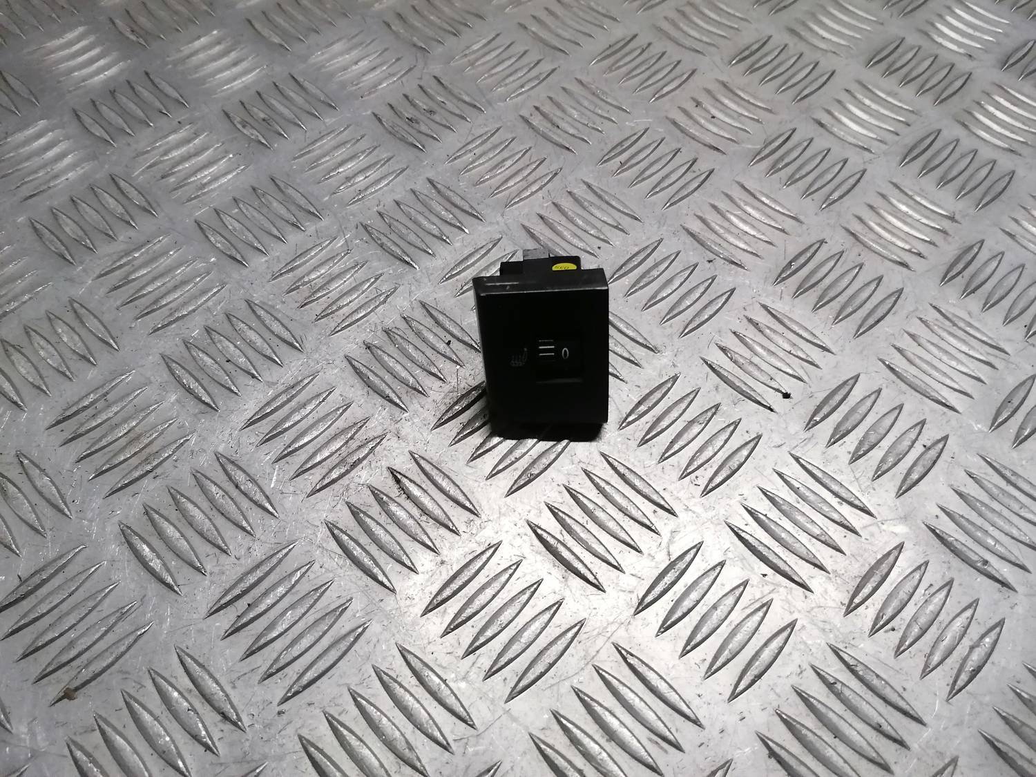 Sēdekļa apsildes ieslēgšanas poga priekš VW PHAETON 2003 1 Sēdekļa apsildes ieslēgšanas poga priekš VW PHAETON 2003