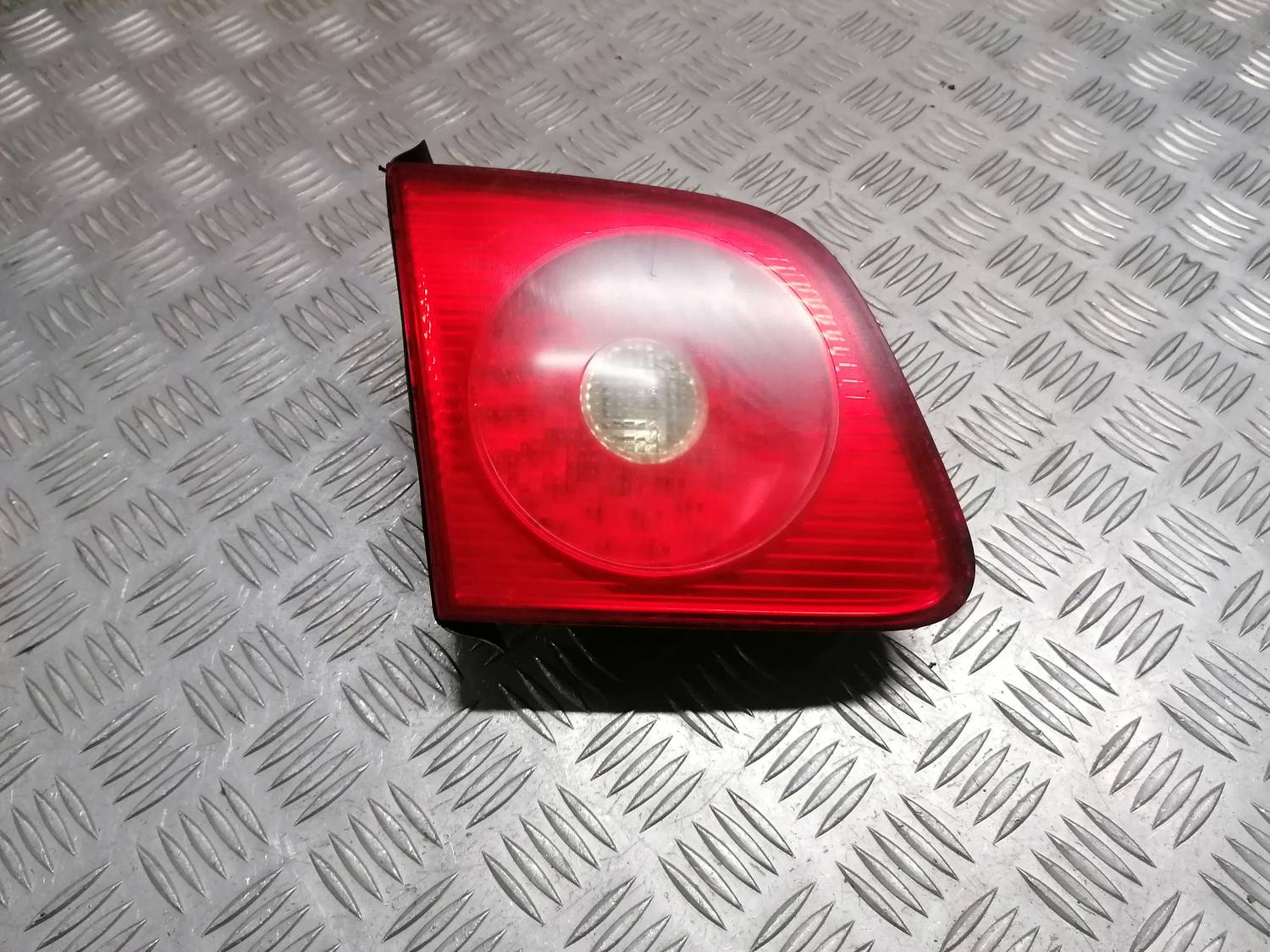 Bagāžnieka vāka kreisais lukturis priekš VW PHAETON 2003 1 Bagāžnieka vāka kreisais lukturis priekš VW PHAETON 2003