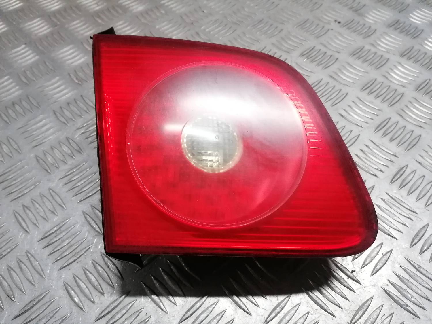 Bagāžnieka vāka kreisais lukturis priekš VW PHAETON 2003 2 Bagāžnieka vāka kreisais lukturis priekš VW PHAETON 2003