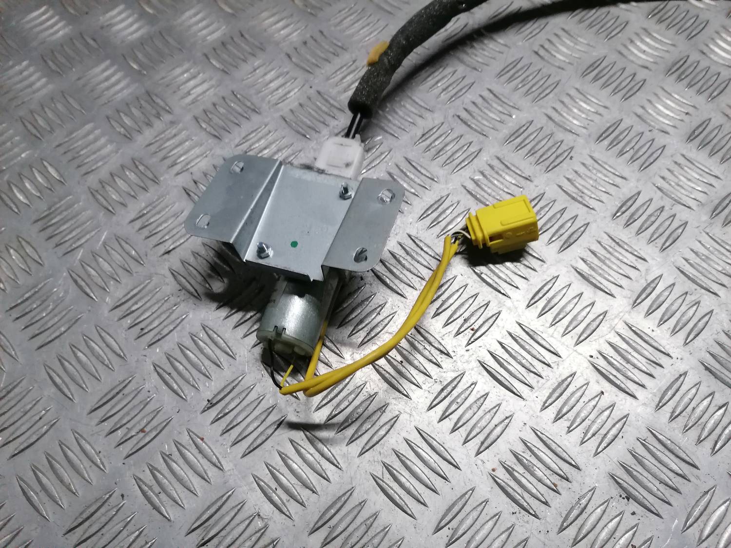 Drošības jostas regulēšanas motors priekš VW PHAETON 2003 4 Drošības jostas regulēšanas motors priekš VW PHAETON 2003