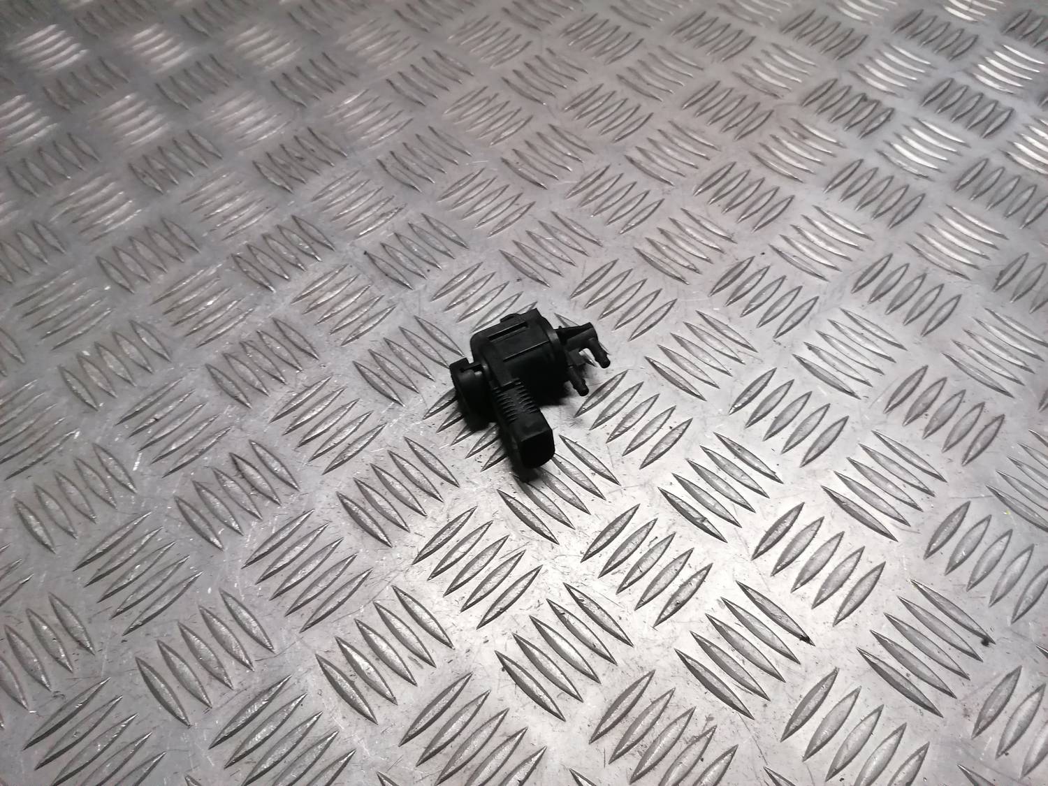 Solenoīda vakuuma vārsts priekš VW PHAETON 2003 1 Solenoīda vakuuma vārsts priekš VW PHAETON 2003