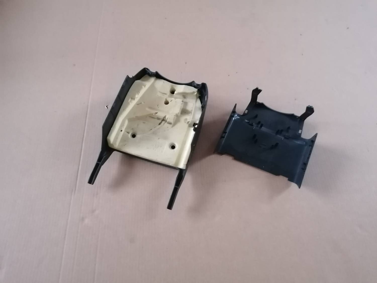 Stūres statnes putekļu aizsargs (salonā) priekš VW PHAETON 2003 3 Stūres statnes putekļu aizsargs (salonā) priekš VW PHAETON 2003