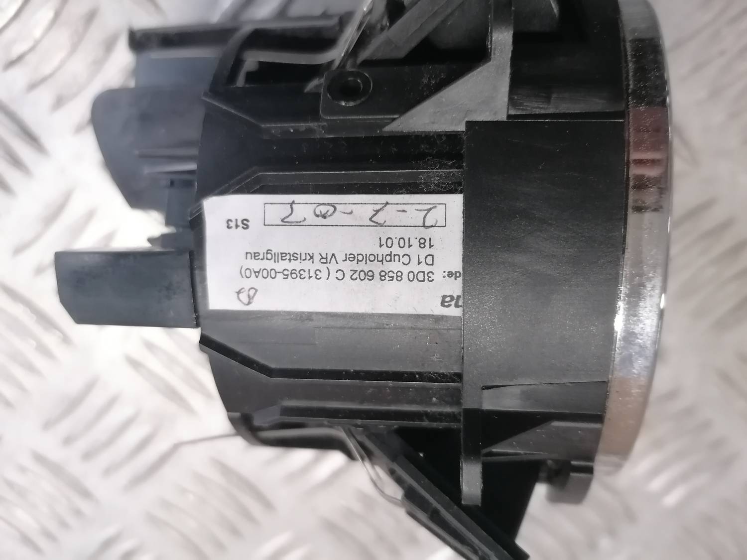 Krūzes turētājs priekš VW PHAETON 2003 4 Krūzes turētājs priekš VW PHAETON 2003