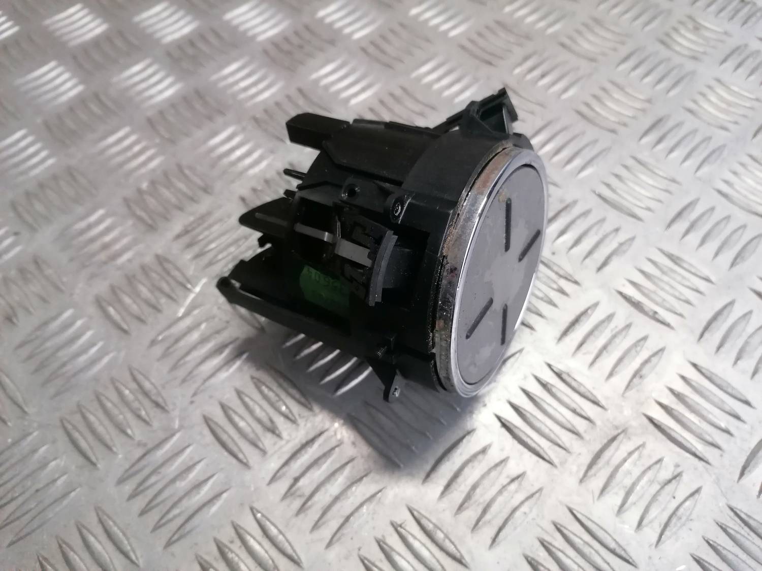 Krūzes turētājs priekš VW PHAETON 2003 2 Krūzes turētājs priekš VW PHAETON 2003