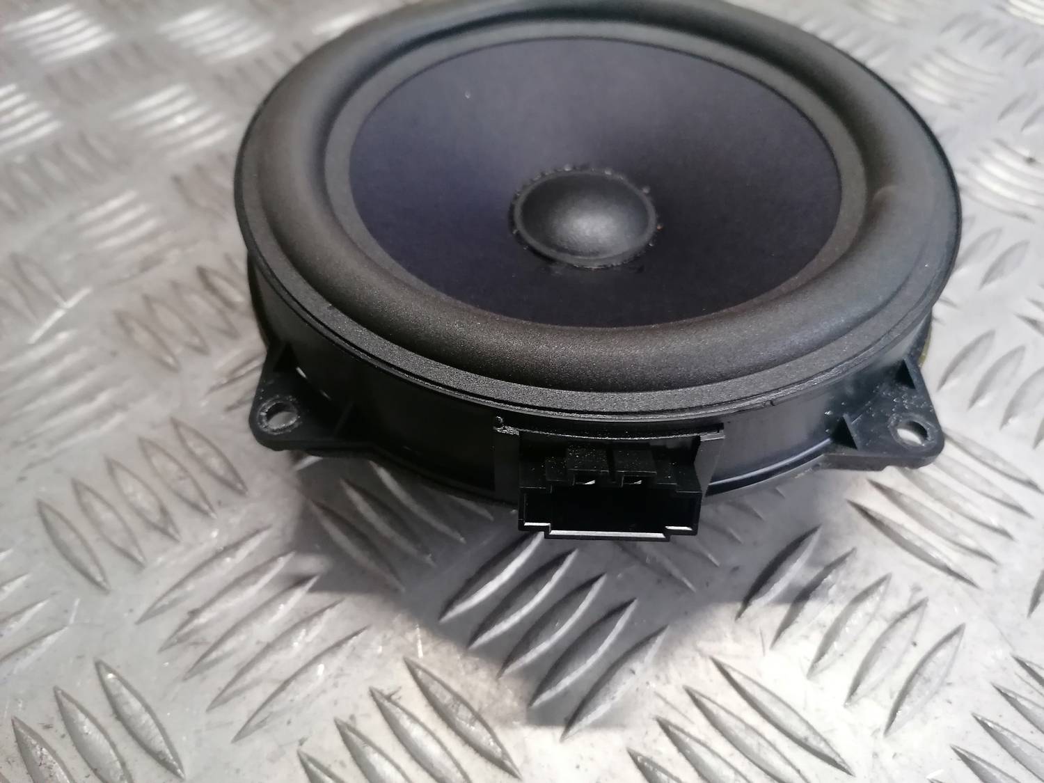 Durvju skaļrunis, apakšā priekš VW PHAETON 2003 3 Durvju skaļrunis, apakšā priekš VW PHAETON 2003