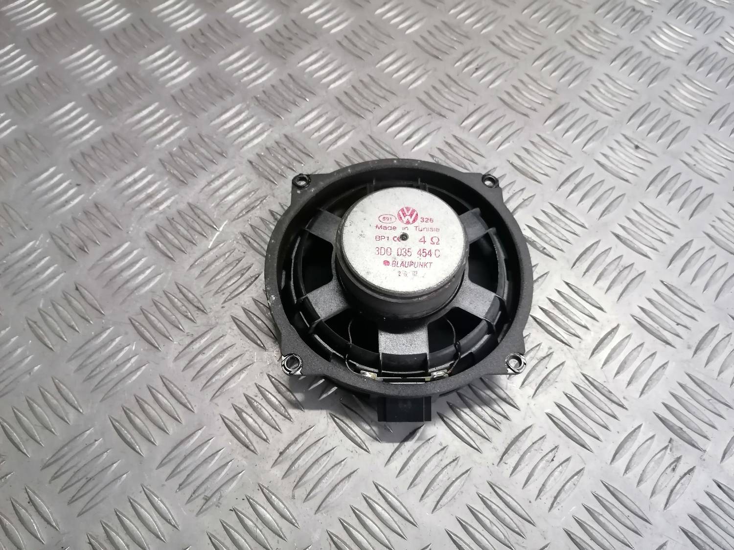 Durvju skaļrunis, apakšā priekš VW PHAETON 2003 4 Durvju skaļrunis, apakšā priekš VW PHAETON 2003