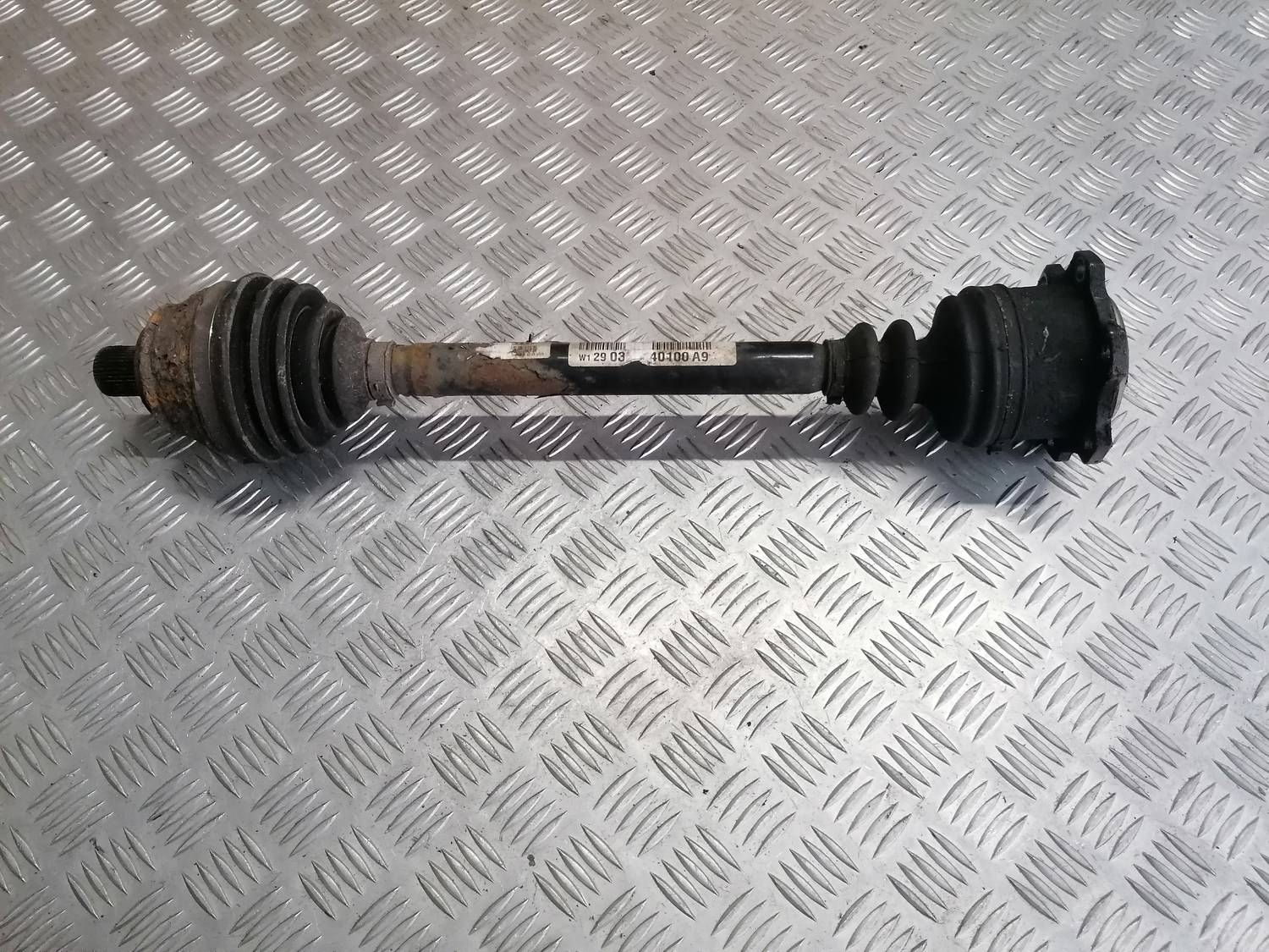 Pusass priekšējā kreisā priekš VW PHAETON 2003 1 Pusass priekšējā kreisā priekš VW PHAETON 2003