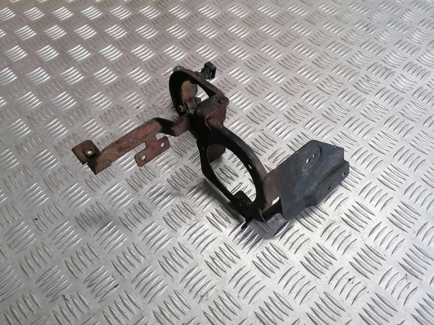 Gaisa sūkņa kronšteins priekš VW PHAETON 2003 1 Gaisa sūkņa kronšteins priekš VW PHAETON 2003