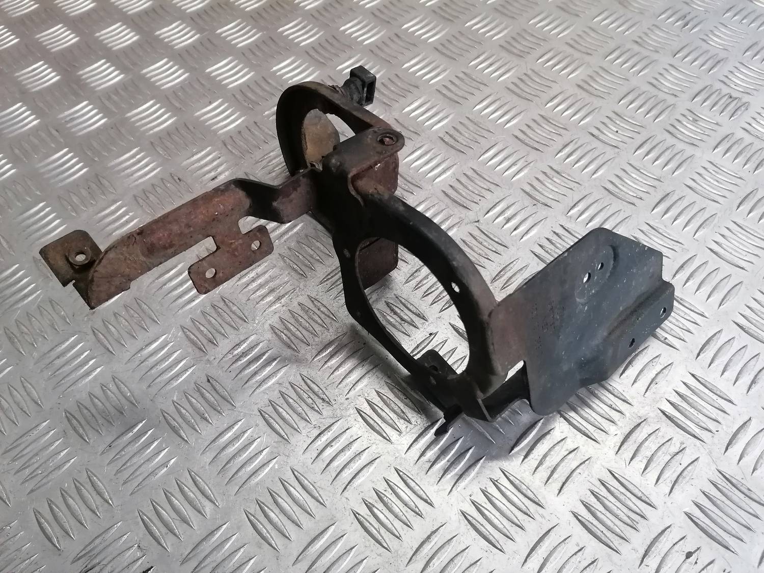 Gaisa sūkņa kronšteins priekš VW PHAETON 2003 2 Gaisa sūkņa kronšteins priekš VW PHAETON 2003