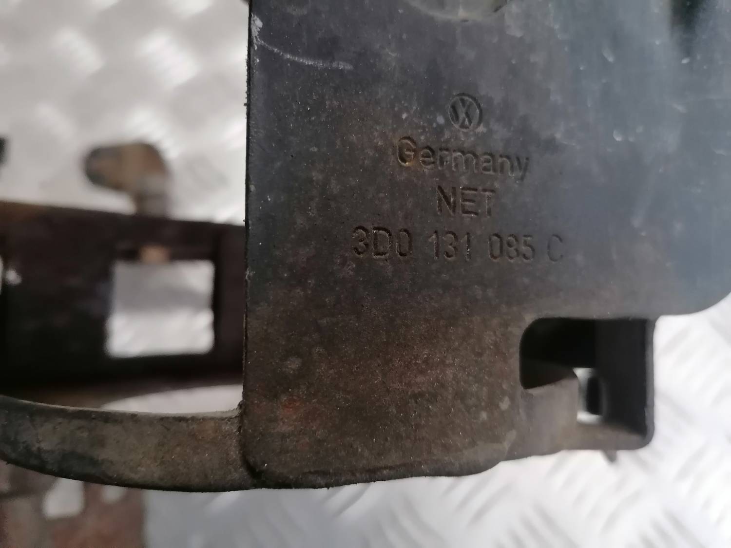 Gaisa sūkņa kronšteins priekš VW PHAETON 2003 3 Gaisa sūkņa kronšteins priekš VW PHAETON 2003