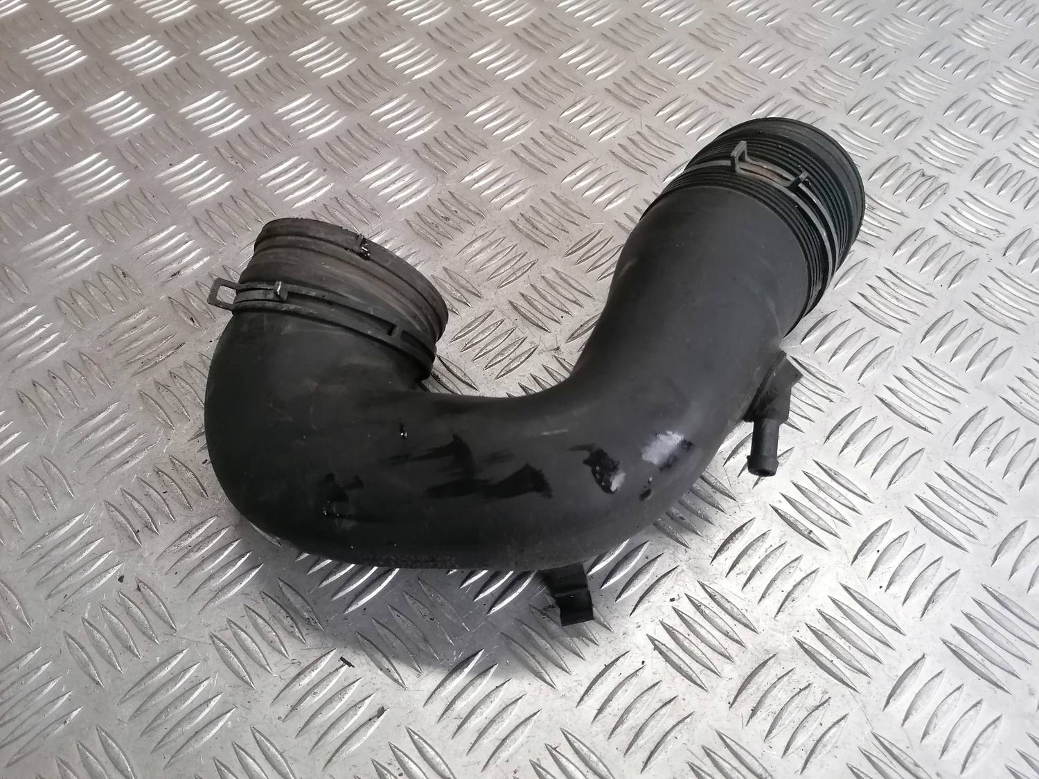 Gaisa filtra korpusa caurule priekš VW PHAETON 2003 2 Gaisa filtra korpusa caurule priekš VW PHAETON 2003