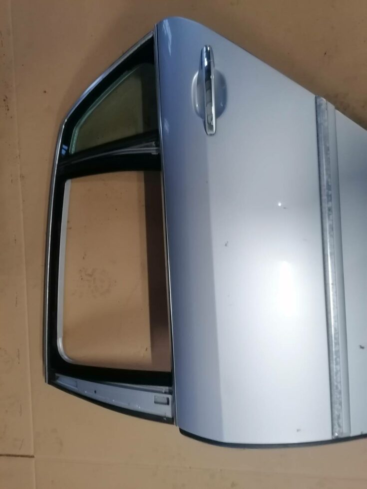 Aizmugurējās kreisās durvis priekš VW PHAETON 2003
