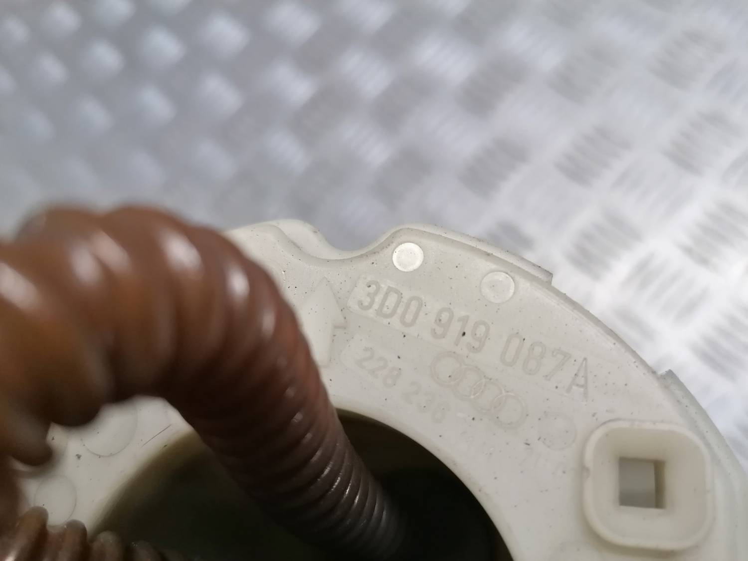 Papildus degvielas sūknis priekš VW PHAETON 2003 8 Papildus degvielas sūknis priekš VW PHAETON 2003