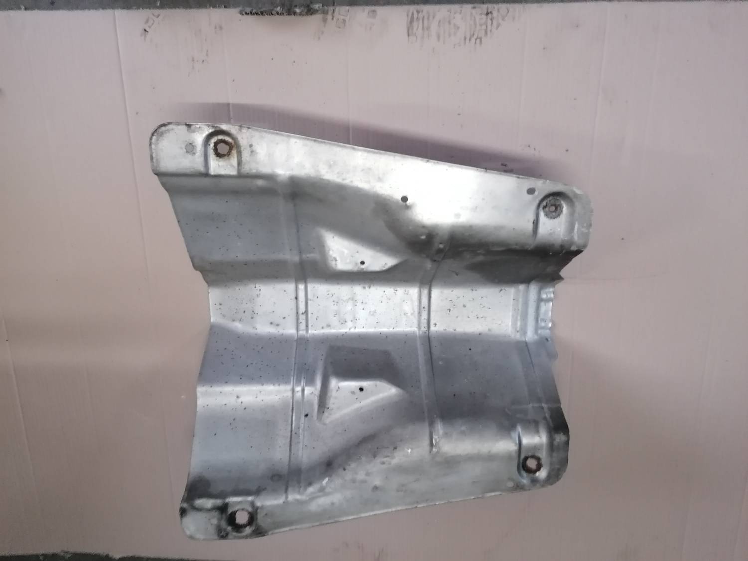 Izpūtēja sistēmas karstuma aizsargs priekš VW PHAETON 2003 2 Izpūtēja sistēmas karstuma aizsargs priekš VW PHAETON 2003