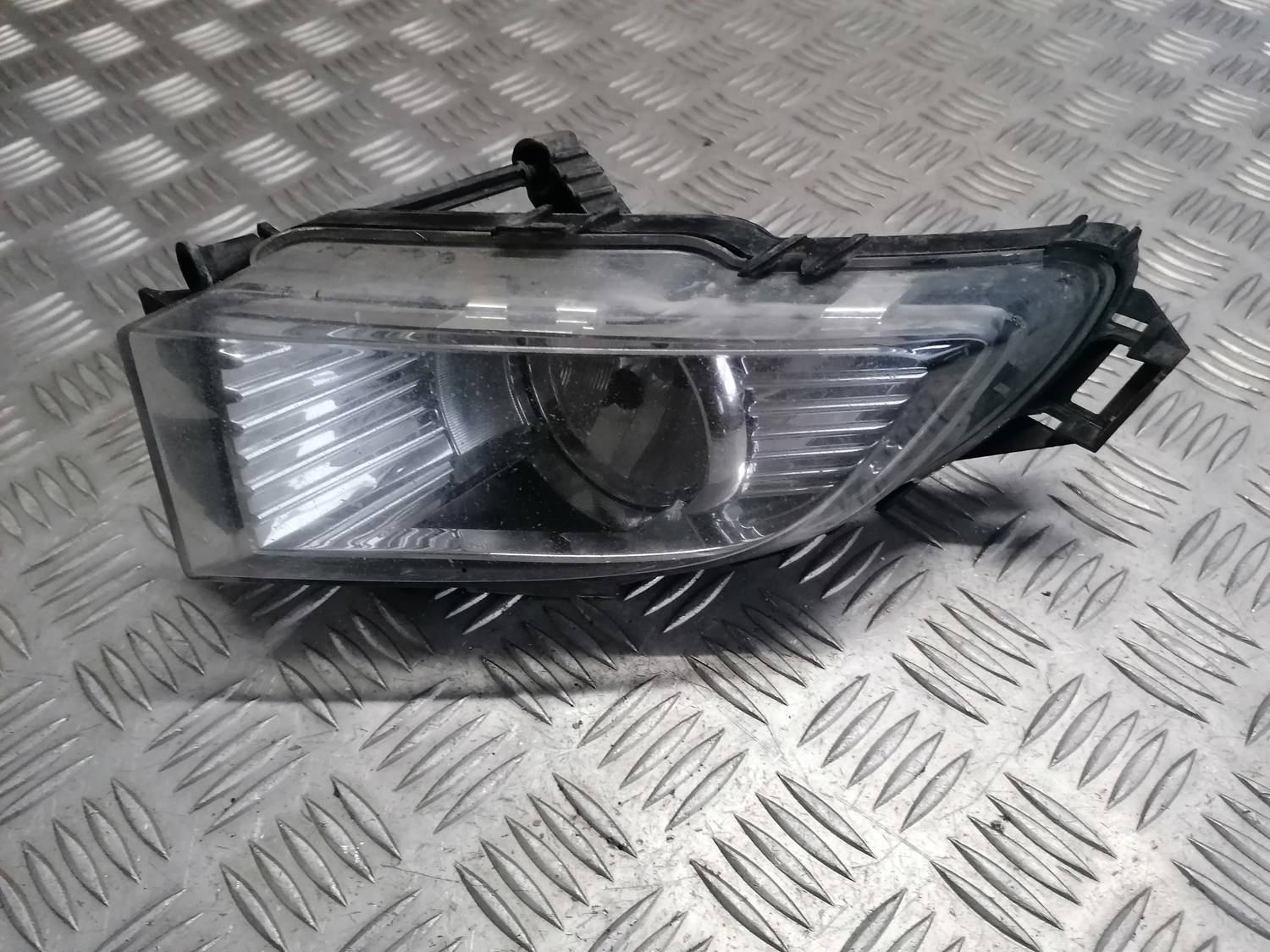 Miglas lukturis priekšā labajā pusē priekš OPEL INSIGNIA SPORTS TOURER 2013 2 Miglas lukturis priekšā labajā pusē priekš OPEL INSIGNIA SPORTS TOURER 2013