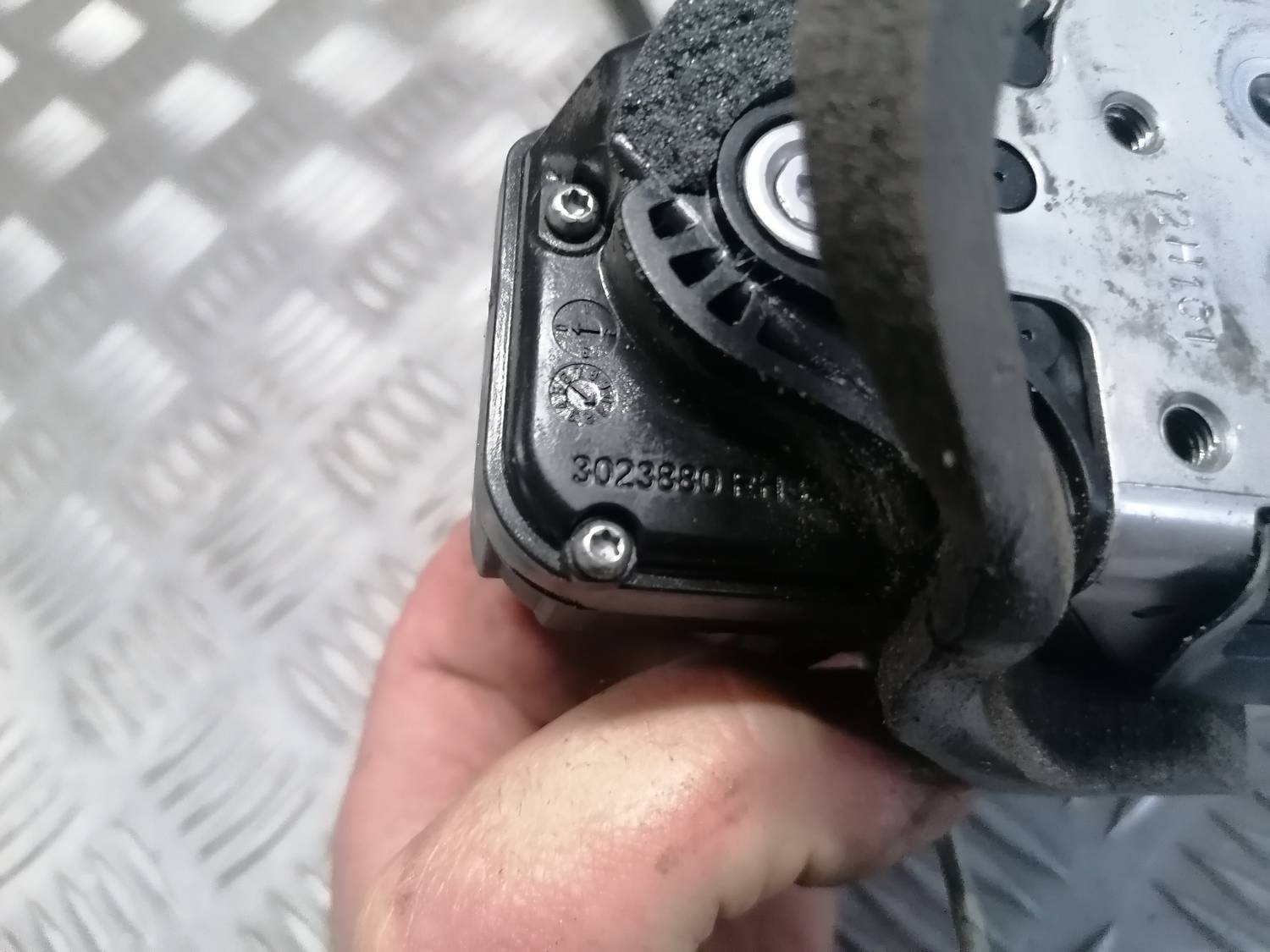 Aizmugurējo labo durvju slēdzene priekš OPEL INSIGNIA SPORTS TOURER 2013 5 Aizmugurējo labo durvju slēdzene priekš OPEL INSIGNIA SPORTS TOURER 2013