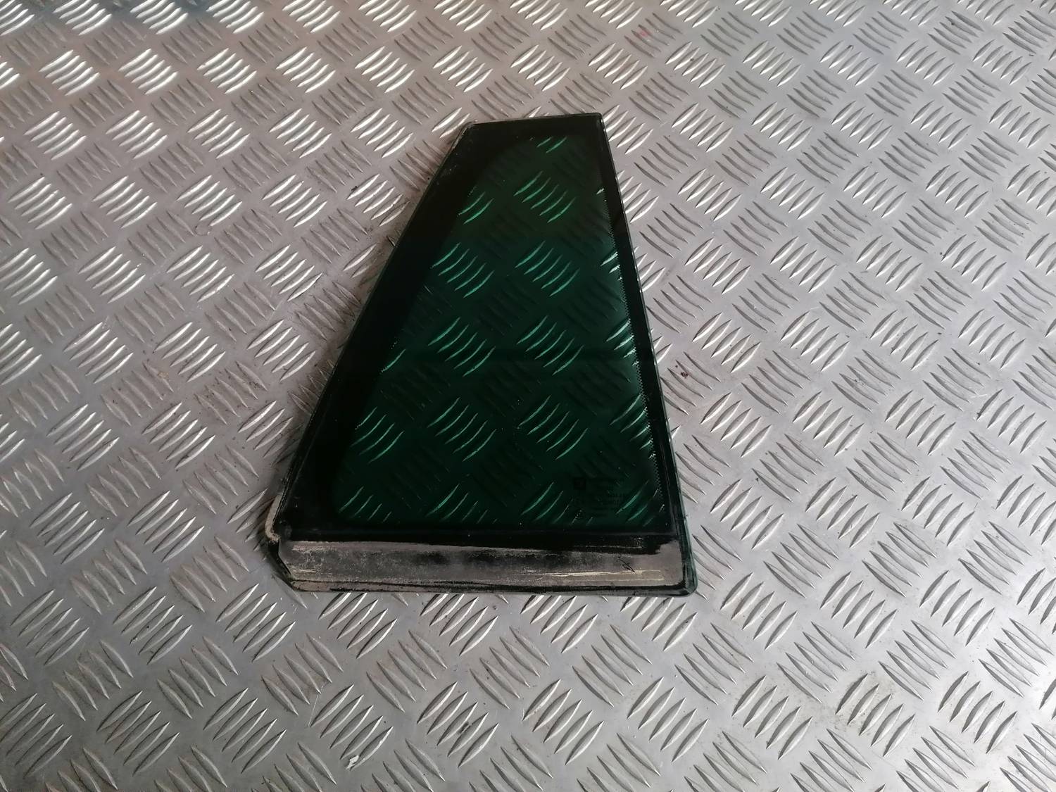 Labo durvju stūra stikls priekš OPEL INSIGNIA SPORTS TOURER 2013 1 Labo durvju stūra stikls priekš OPEL INSIGNIA SPORTS TOURER 2013