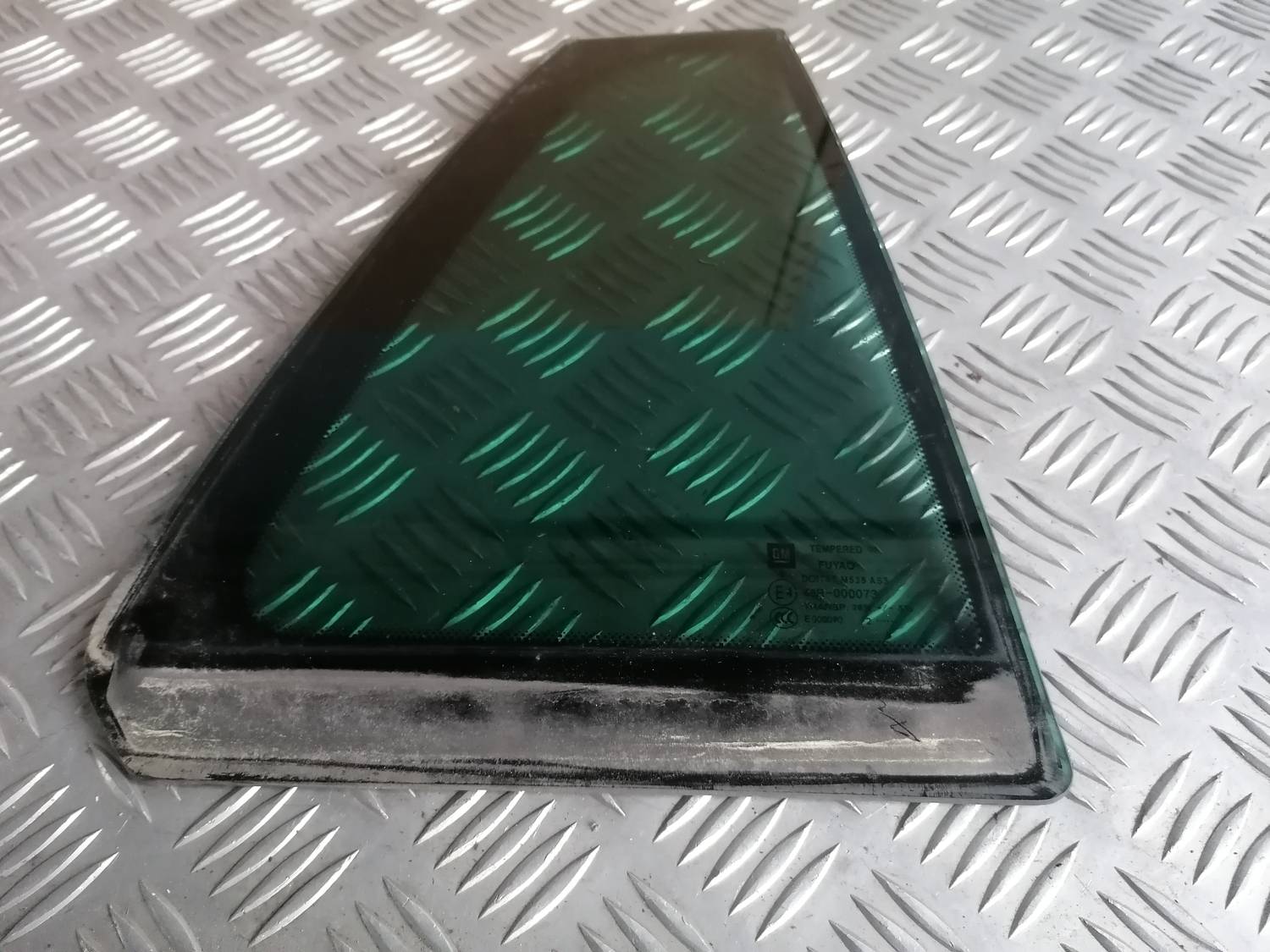 Labo durvju stūra stikls priekš OPEL INSIGNIA SPORTS TOURER 2013 2 Labo durvju stūra stikls priekš OPEL INSIGNIA SPORTS TOURER 2013