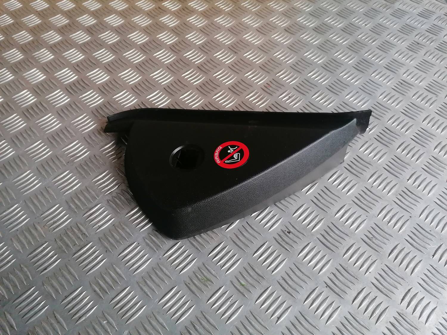 Mērinstrumentu paneļa sānu apdare priekš OPEL INSIGNIA SPORTS TOURER 2013 1 Mērinstrumentu paneļa sānu apdare priekš OPEL INSIGNIA SPORTS TOURER 2013