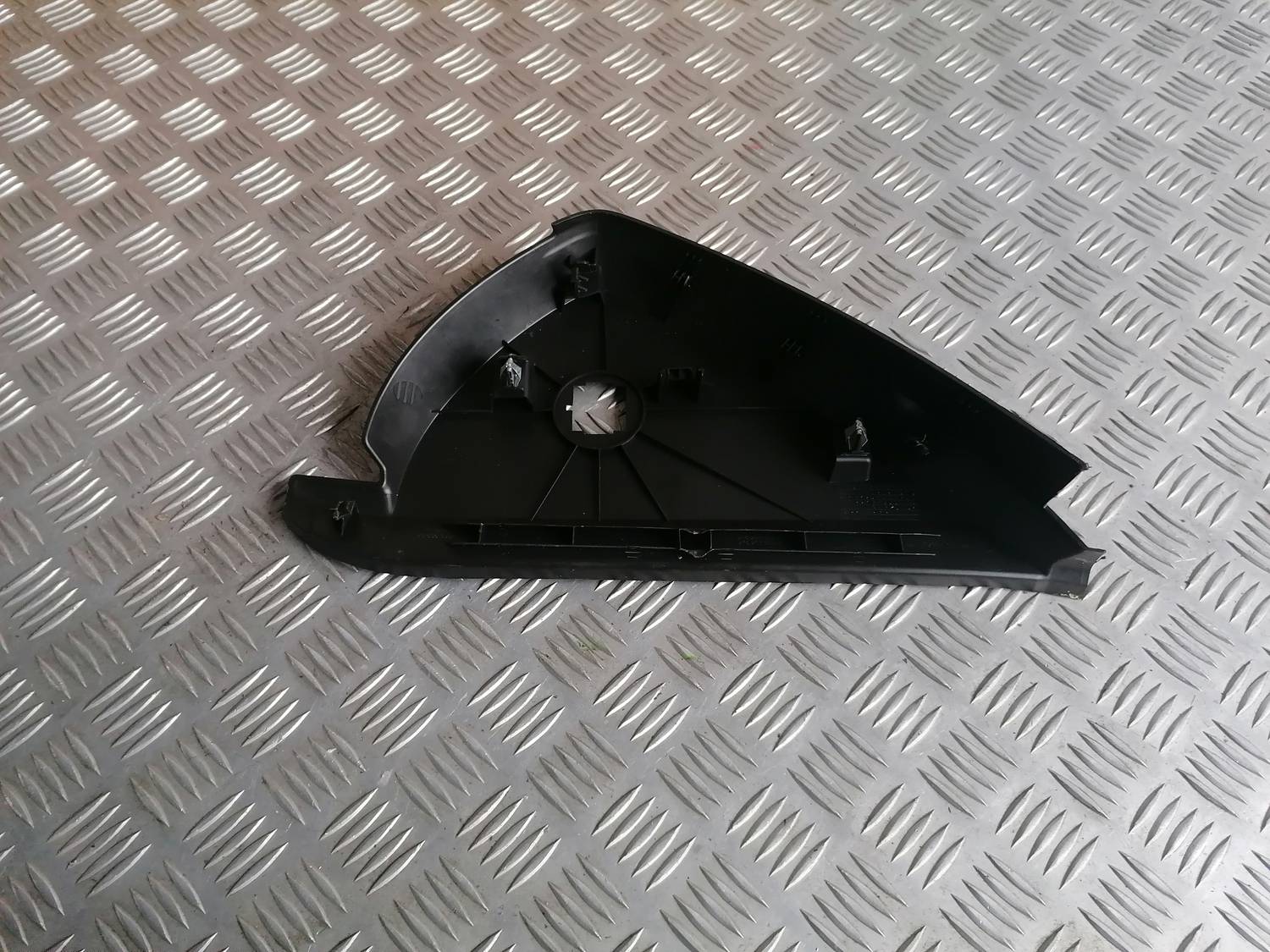 Mērinstrumentu paneļa sānu apdare priekš OPEL INSIGNIA SPORTS TOURER 2013 3 Mērinstrumentu paneļa sānu apdare priekš OPEL INSIGNIA SPORTS TOURER 2013