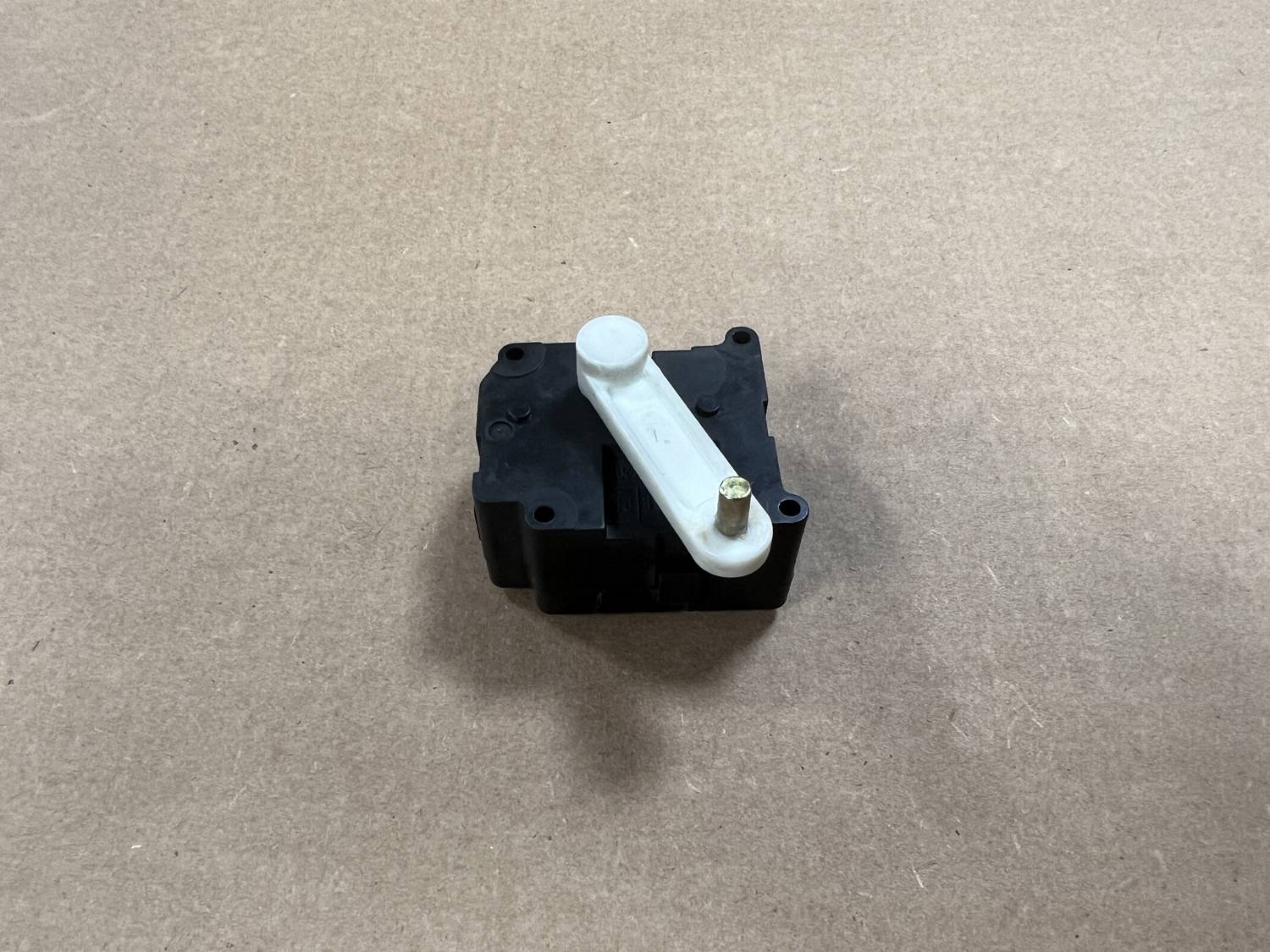 Apsildes sistēmas aktuators priekš VW PHAETON 2003 2 Apsildes sistēmas aktuators priekš VW PHAETON 2003