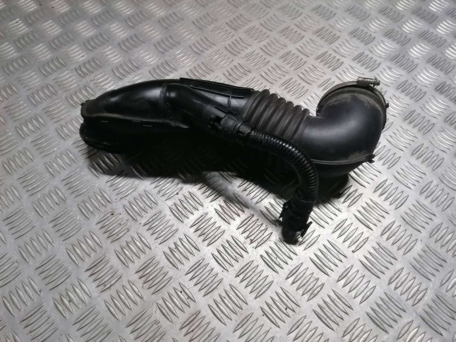 Gaisa filtra korpusa caurule priekš BMW 318D E91 2008 TOURING 1 Gaisa filtra korpusa caurule priekš BMW 318D E91 2008 TOURING