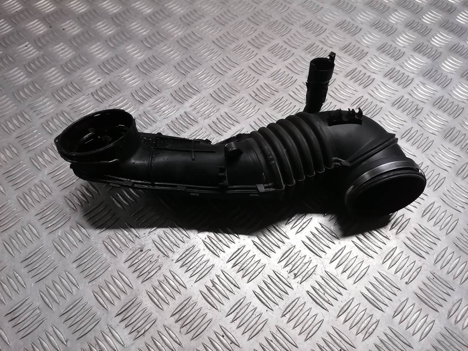 Gaisa filtra korpusa caurule priekš BMW 318D E91 2008 TOURING 2 Gaisa filtra korpusa caurule priekš BMW 318D E91 2008 TOURING