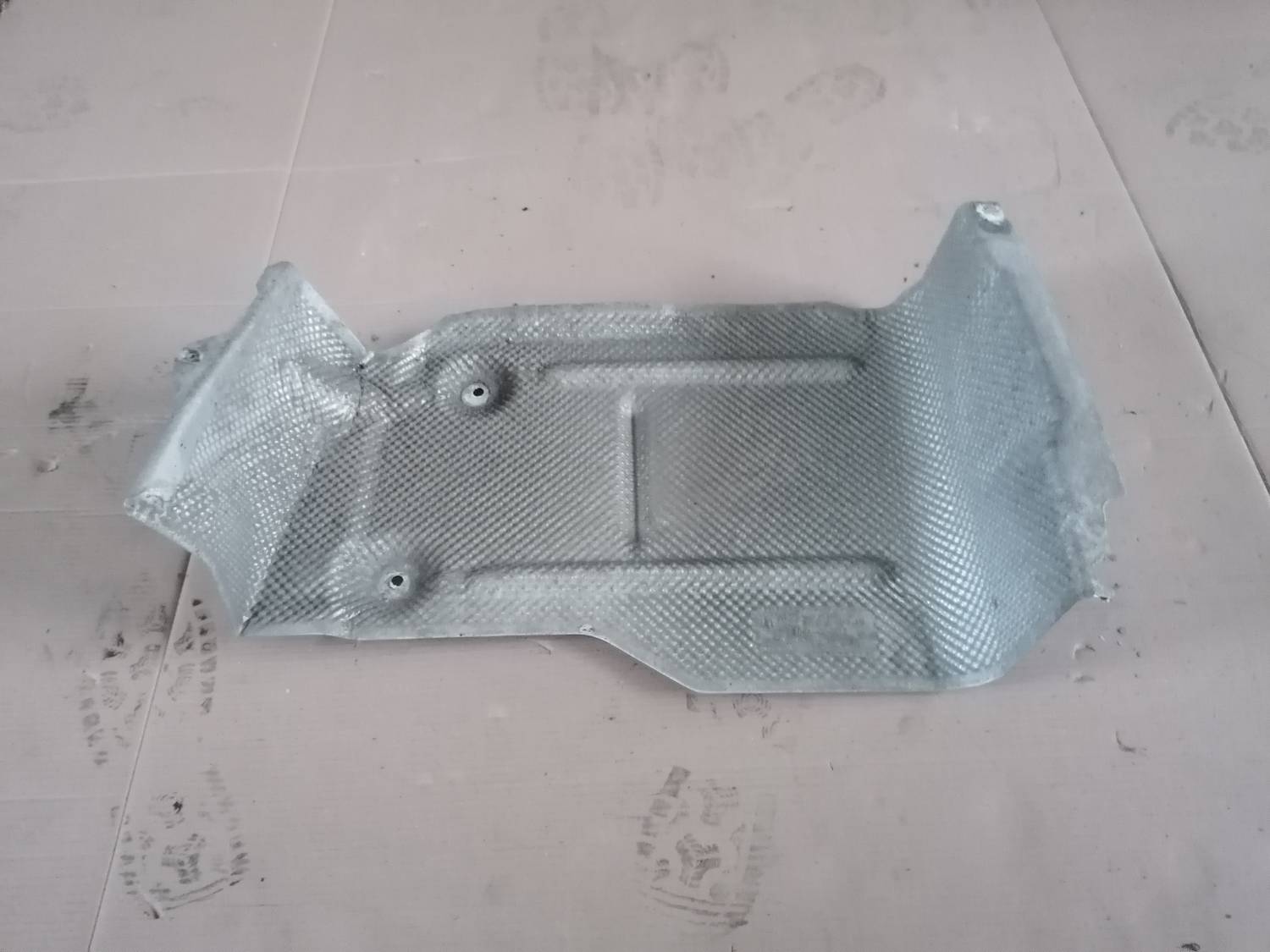 Izpūtēja sistēmas karstuma aizsargs priekš BMW 318D E91 2008 TOURING 3 Izpūtēja sistēmas karstuma aizsargs priekš BMW 318D E91 2008 TOURING