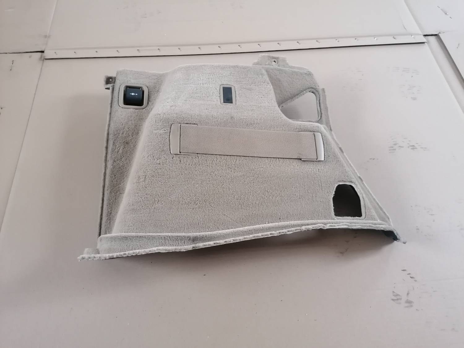 Bagāžnieka nodalījuma sānu apdare priekš BMW 318D E91 2008 TOURING 1 Bagāžnieka nodalījuma sānu apdare priekš BMW 318D E91 2008 TOURING