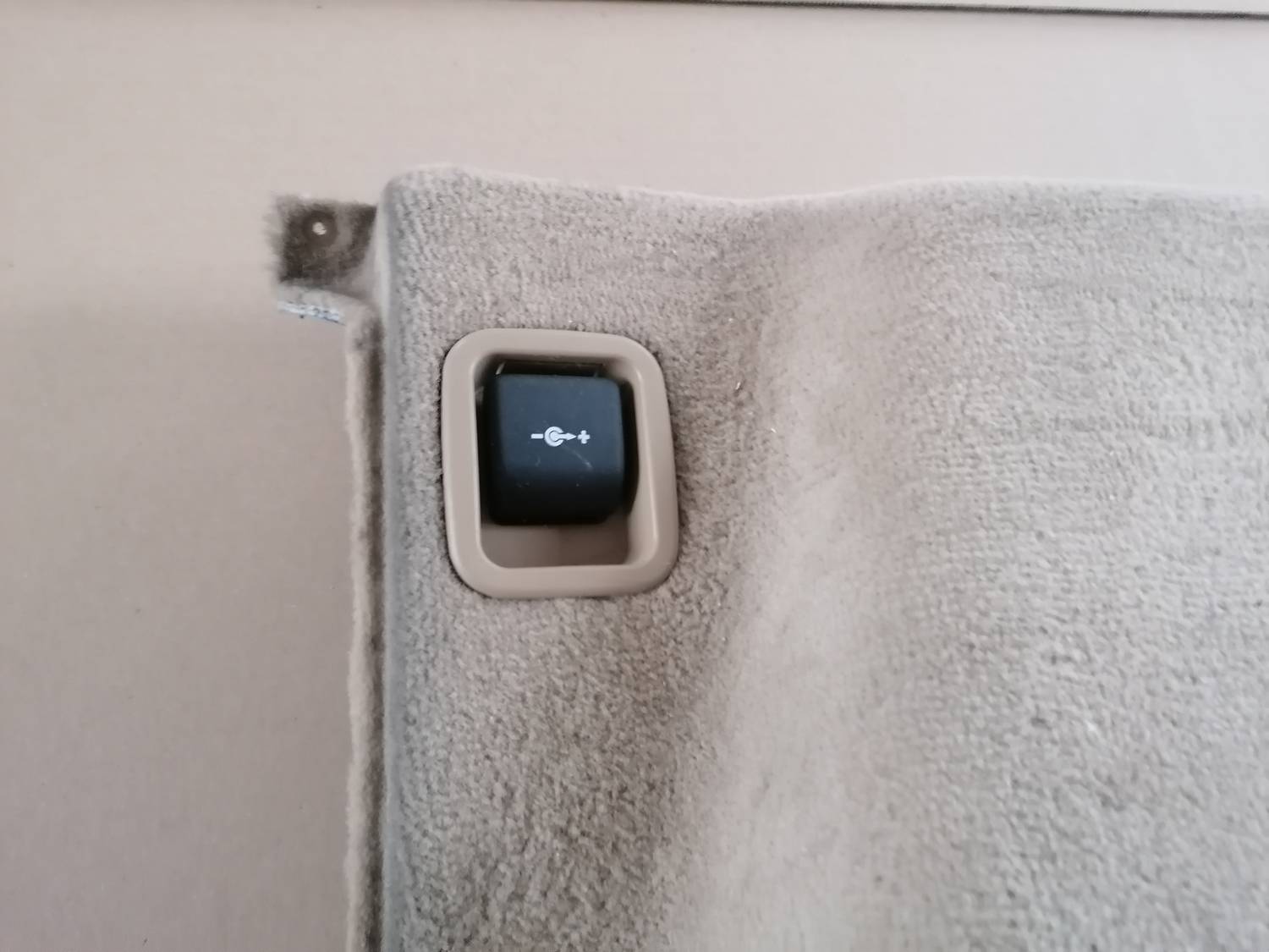 Bagāžnieka nodalījuma sānu apdare priekš BMW 318D E91 2008 TOURING 2 Bagāžnieka nodalījuma sānu apdare priekš BMW 318D E91 2008 TOURING