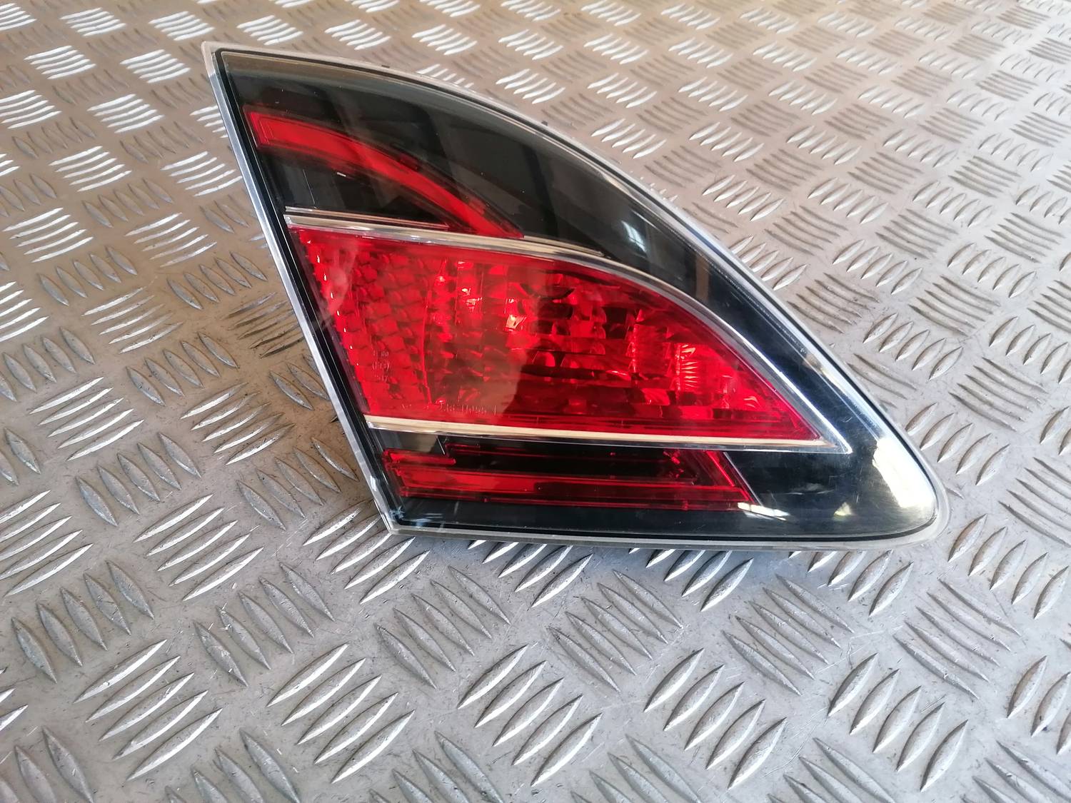 Bagāžnieka vāka kreisais lukturis priekš MAZDA 6 2007 2 Bagāžnieka vāka kreisais lukturis priekš MAZDA 6 2007