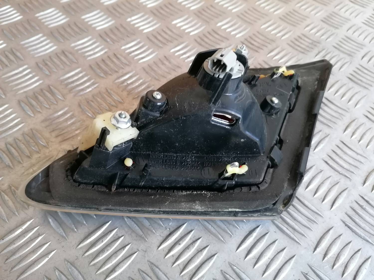 Bagāžnieka vāka kreisais lukturis priekš MAZDA 6 2007 4 Bagāžnieka vāka kreisais lukturis priekš MAZDA 6 2007