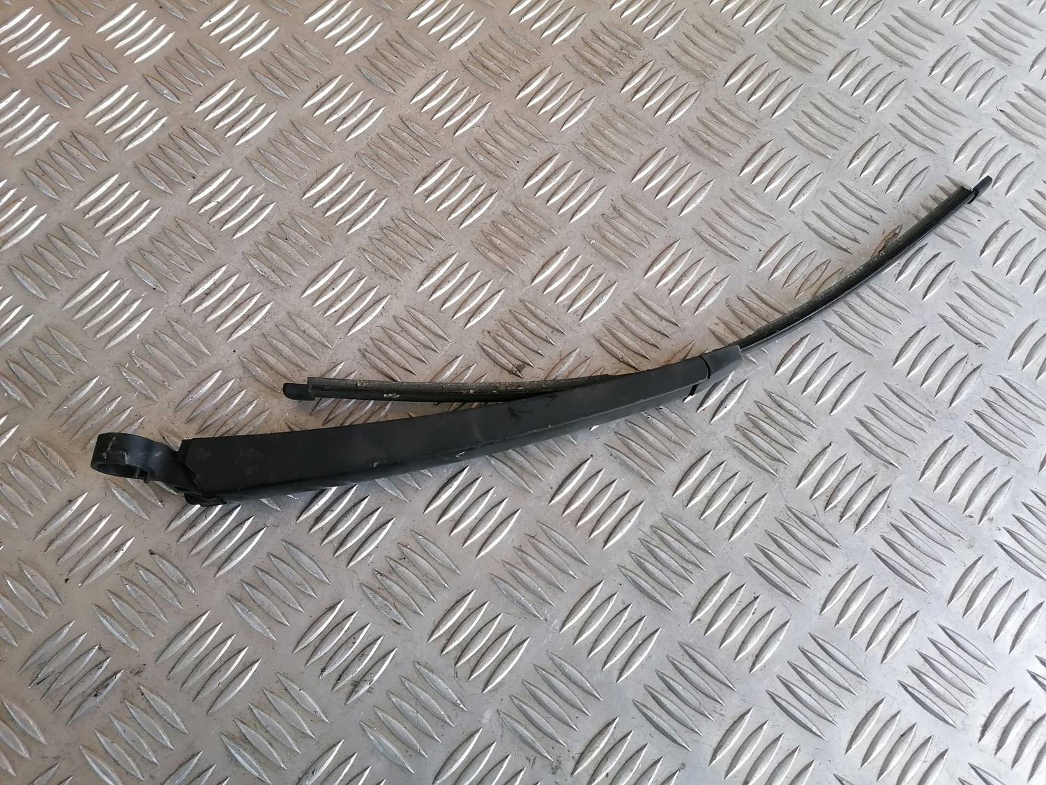 Aizmugurējā loga tīrītāja slotiņa priekš MAZDA 6 2007 2 Aizmugurējā loga tīrītāja slotiņa priekš MAZDA 6 2007