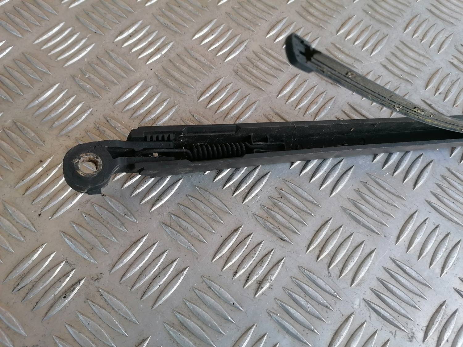 Aizmugurējā loga tīrītāja slotiņa priekš MAZDA 6 2007 3 Aizmugurējā loga tīrītāja slotiņa priekš MAZDA 6 2007