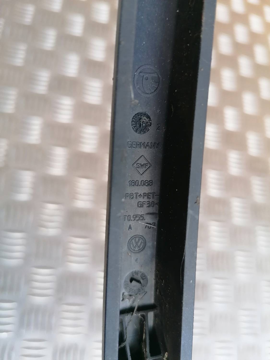 Aizmugurējā loga tīrītāja slotiņa priekš MAZDA 6 2007 4 Aizmugurējā loga tīrītāja slotiņa priekš MAZDA 6 2007